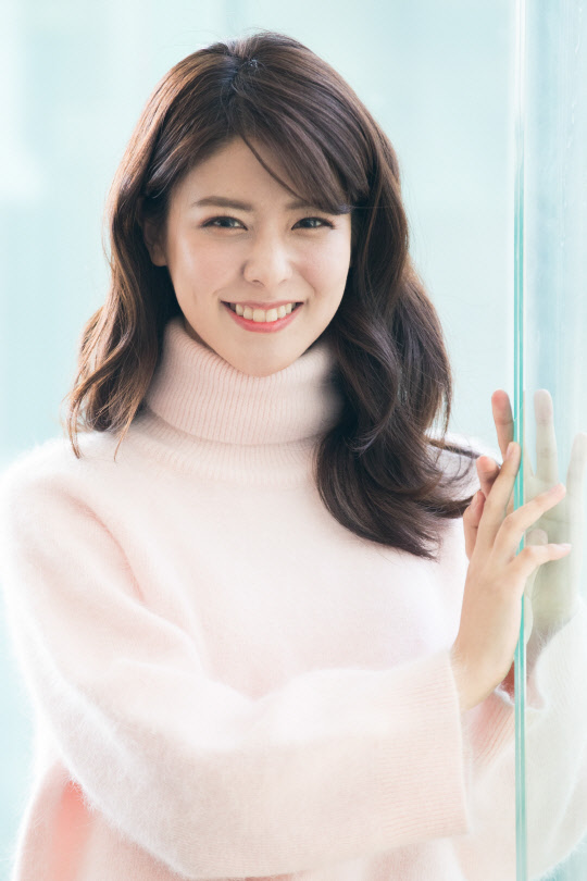 일본인 배우 후지이 미나가 연합뉴스와 인터뷰에 앞서 포즈를 취하고 있다.